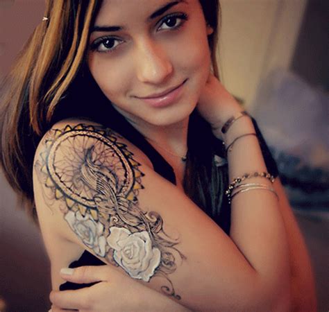 tatuajes sexis para mujer en el hombro|Taruajes sexis mujer en el hombro